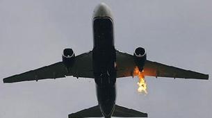 Самолет с загоревшимся от удара молнии двигателем совершил удачную посадку