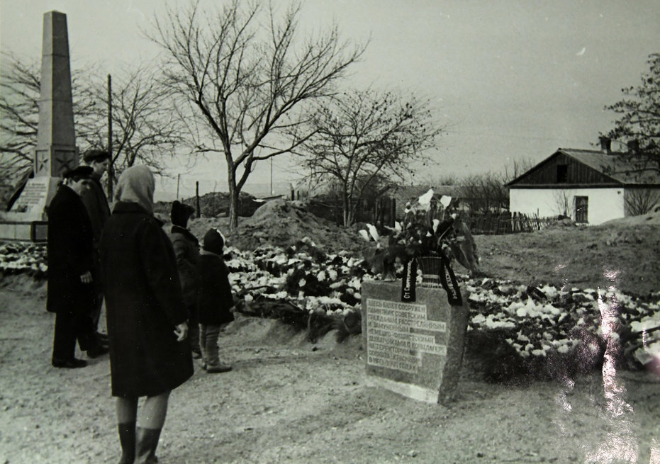 Закладной камень на месте будущего мемориального комплекса жертвам фашистской оккупации Крыма 1941-1944 годов Концлагерь Красный