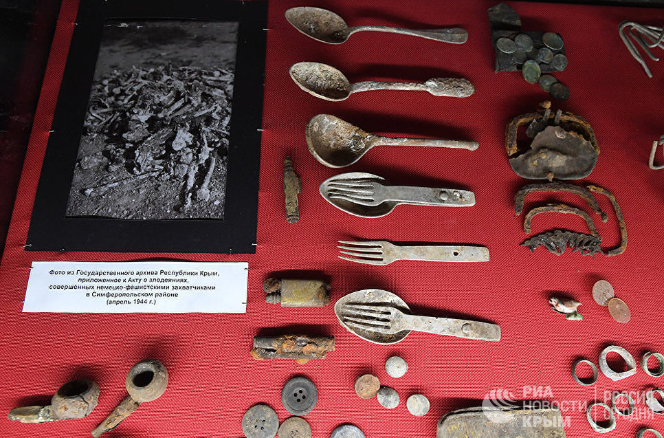 Вещи, найденные на месте массовых расстрелов узников концлагеря