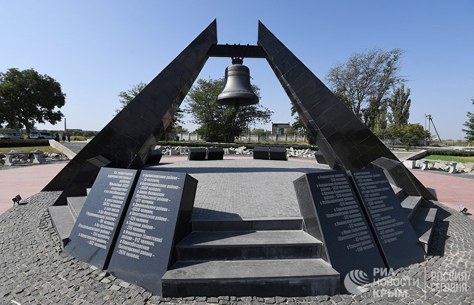 Поминальный колокол на территории мемориала Концлагерь Красный