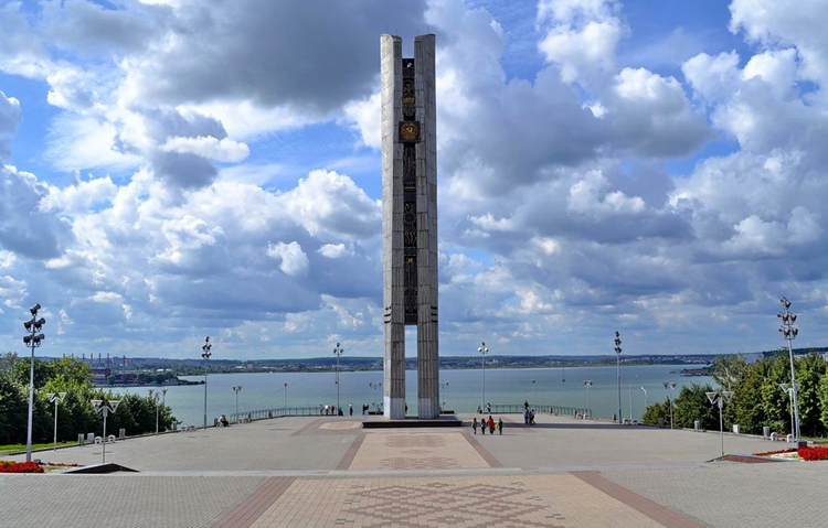 Монумент «Навеки с Россией»