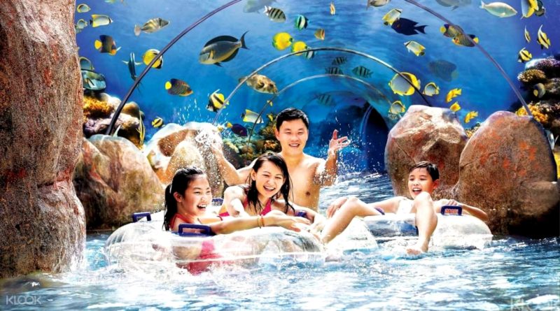парк водных аттракционов и развлечений Adventure Cove Waterpark - семья плывет по тоннелю