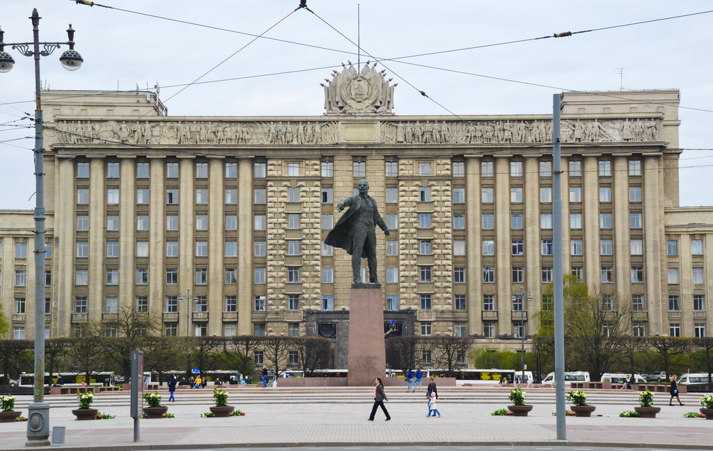 You can see buses behind of the monument of Vladimir Ilyich Lenin