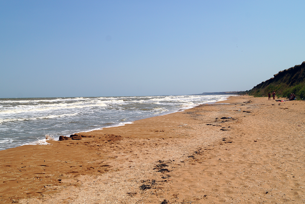 Пляж в Кучугурах песчаный, со множеством крупных ракушек, которые любят собирать дети, а в море мало медуз