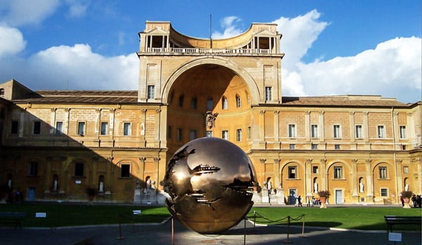 Сфера внутри сферы (Sfera con sfera) в Ватикане