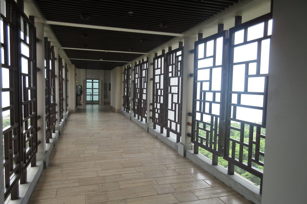 The Ritz-Carlton, Bali – Hallway to elevators