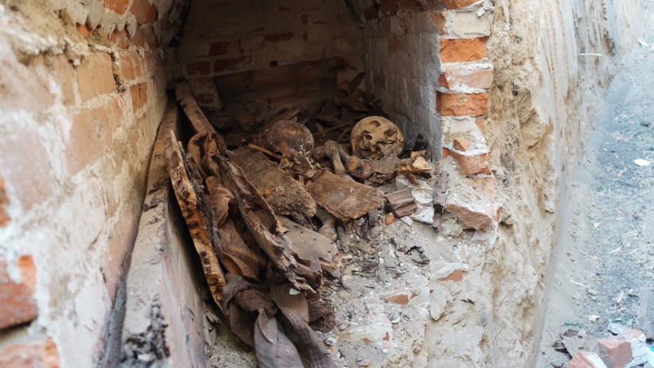 В Верхнемамонском районе во время земляных работ обнаружили старинный склеп