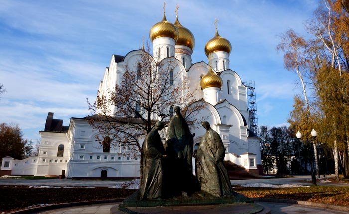 Успенский собор и Памятник "Святая троица"