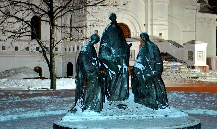 Памятник "Святая троица" на территории Ярославского кремля
