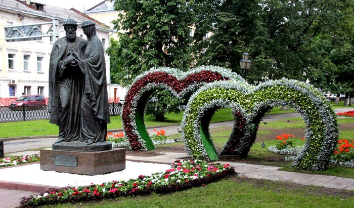 Памятник Петру и Февронии на Первомайском бульваре