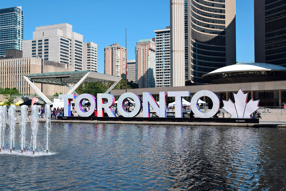 «Знак Торонто» на площади Натана Филлипса