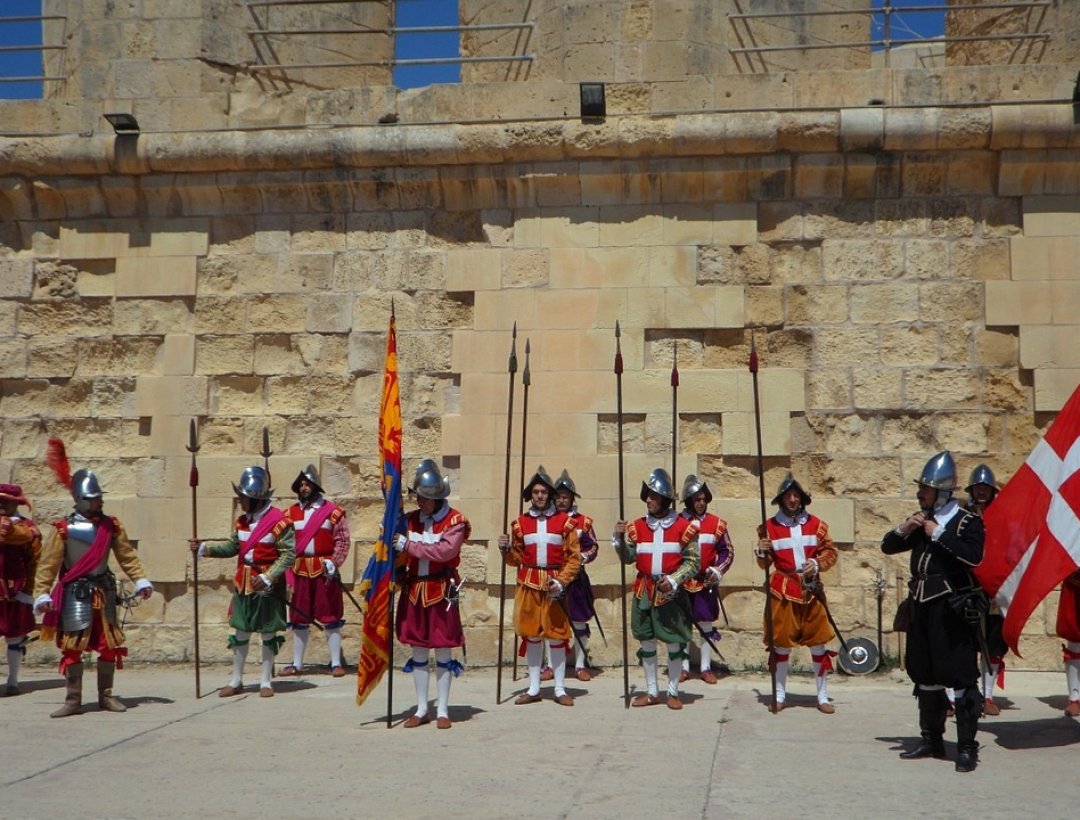 Средневековые рыцари и сегодня на страже своей Мальты.