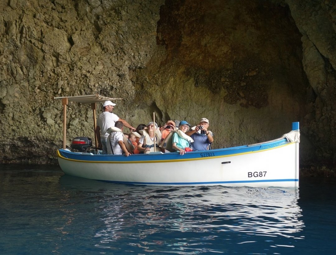 Идеальный способ спастись от июльского зноя на Мальте – сесть в лодку и отправиться в путешествие вдоль берега. Попадаются тенистые места.