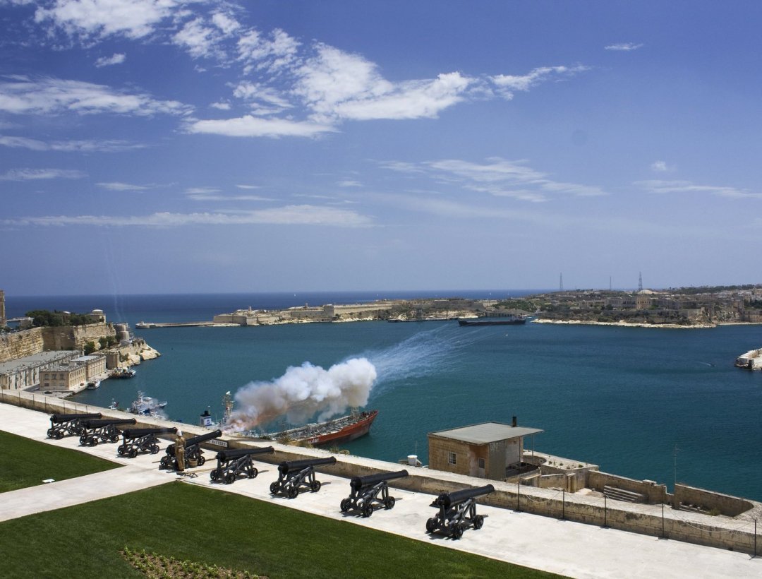 Независимо от времени года Мальта встречает туристов праздничным салютом.