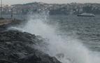 Проливные дожди и шквалистый ветер остановили морскую навигацию в Стамбуле