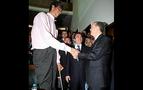 Турецкий премьер встретился с самым высоким человеком на земле