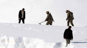 Турецкие военные ищут погребенные под снегом автомобили с помощью металлодетекторов