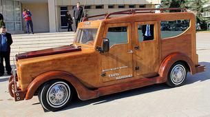 Турецкие мебельные мастера изготовили деревянный автомобиль
